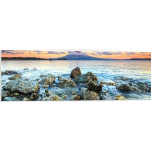 PVC Schuimplaat - Water - Stenen - Vulkaan - Wolken - 90x30 cm Foto op PVC Schuimplaat (Met Ophangsysteem)
