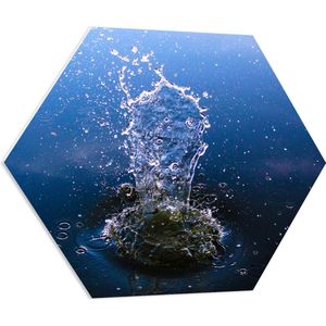PVC Schuimplaat Hexagon - Water dat Omhoog Vliegt Nadat er Iets in is Gevallen - 70x60.9 cm Foto op Hexagon (Met Ophangsysteem)