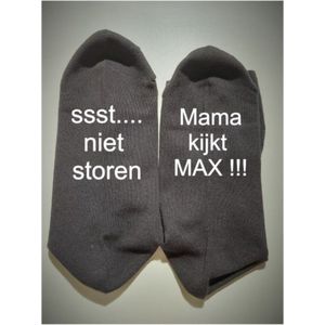 Bedrukte sokken met tekst: Sssstt niet storen Mama kijkt MAX !!!