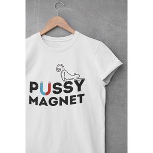 Shirt - Pussy magnet - Wurban Wear | Grappig shirt | Leuk cadeau | Unisex tshirt | Meme shirt | Vaderdag | Dirty shirt | Wit