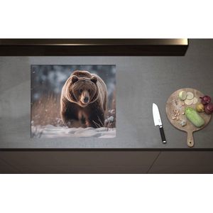Inductieplaat Beschermer - Bruine beer loopt door de natuur in de sneeuw - 60x52 cm - 2 mm Dik - Inductie Beschermer - Bescherming Inductiekookplaat - Kookplaat Beschermer van Zwart Vinyl