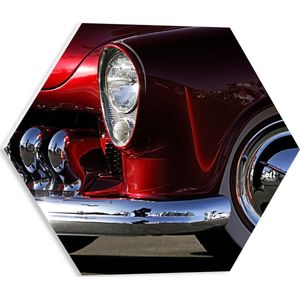 PVC Schuimplaat Hexagon - Koplampen van Rode Glimmende Auto - 40x34.8 cm Foto op Hexagon (Met Ophangsysteem)