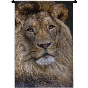 Wandkleed Leeuw - nieuw - Leeuw van dichtbij op een zwarte achtergrond Wandkleed katoen 60x90 cm - Wandtapijt met foto