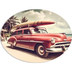 PVC Schuimplaat Ovaal - Houten Surfplank op Dak van Rode Auto aan het Strand - 80x60 cm Foto op Ovaal (Met Ophangsysteem)