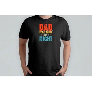Dad By Day Gamer By Night - T Shirt - BestDad - SuperDad - NumberOneDad - CoolDad - BestePapa - SuperPapa - NummerEenPapa - CoolePapa