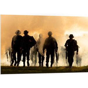 PVC Schuimplaat - Groep Soldaten Weglopend van Rook - 105x70 cm Foto op PVC Schuimplaat (Met Ophangsysteem)