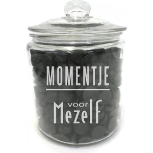 Snoeppot/voorraadpot met tekst gravure QUOTE: MOMENTJE VOOR MEZELF. Zonder drop. Cadeau-verjaardag-bedankje. De snoeppot/voorraadpot is gemaakt van dik sterk glas. Het formaat is 21cm incl. deksel, 13,5cm doorsnede, inhoud 2 liter.
