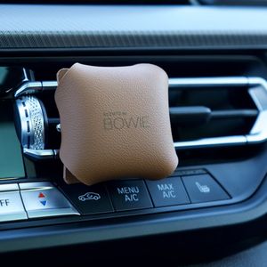 Luxe Car Diffuser van duurzaam leer Bruin (congac) - Navulbaar autoparfum - Auto luchtverfrisser in cadeauverpakking - Gaat tot 6 maanden mee - Zongekuste Mandarijn & Perzik - Zoet & Fruitig