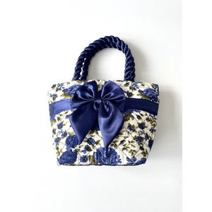 Zomer kleine gewatteerde dames/meisjes handtasje, blauw en wit met een strik