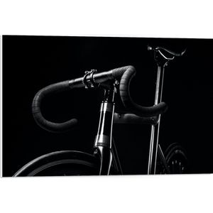 WallClassics - PVC Schuimplaat - Zwarte Mountainbike Fiets tegen Zwarte Achtergrond - 75x50 cm Foto op PVC Schuimplaat (Met Ophangsysteem)