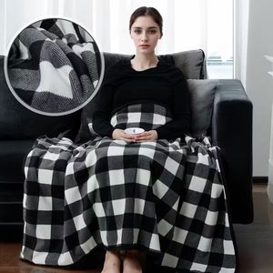 Draagbare Fleece‑Poncho Zwart/Wit – Warm Sleeveless Cape met Knopen