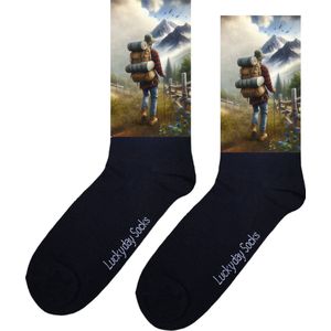 Wandelaar - Opkikker - Grappige sokken - Valentijns cadeau - Verjaardag cadeau - Grappig - Bergen - Leuke sokken - Wandelen - Vrolijke sokken - Wolken - Kerst Sokken - Vaderdag - Moederdag - Kerstcadeau - Socks die Happy maken - 37-44
