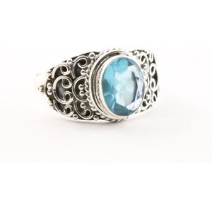 Bewerkte zilveren ring met blauwe topaas - maat 17