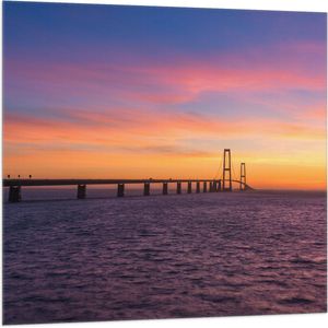 Vlag - Uitzicht op De Grote Beltbrug tijdens Zonsondergang in Korsør, Denemarken - 100x100 cm Foto op Polyester Vlag