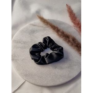 C-line Scrunchie Zwart Leatherlook Imitatie Leer - Haarelastiek - Updo - Ponytail - Bun - Hair Tie