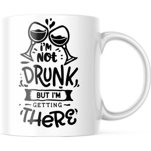 Mok met tekst: I'm not drunk but I'm getting there | Grappige mok | Grappige Cadeaus