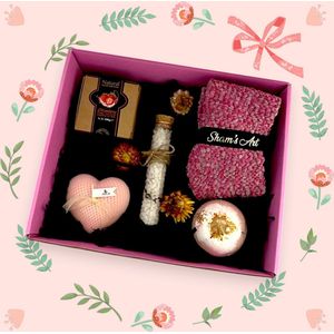 Cadeau Box - Verrassings Pakket - Roze - Kaars - Sokken - Badzout - Handgemaakte zeep - Bruisbal - Ontspannend - Verjaardag cadeau - Geschenkdoos