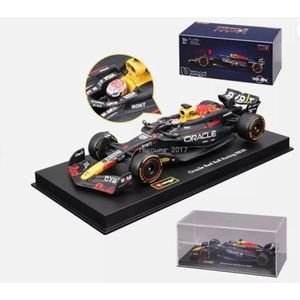 Max Verstappen RB20 Burago in display met helm 1:43 - Formule 1 - Red Bull Racing