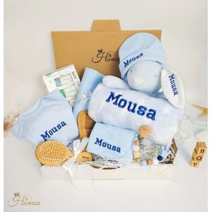 Kraamcadeau voor meisje - Jonge 13 stuks - Babykleding - Hawsaz.nl cadeau - Gepersonaliseerd - Rompertje - Babyverzorging - Kraampakket - Speenkoord - Geboortecadeau - Knuffel met naam - Kam en borstel met naam - Babygeschenkset - Babydeken met naam