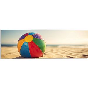 PVC Schuimplaat- Kleurrijke Strandbal Liggend in het Zand - 60x20 cm Foto op PVC Schuimplaat