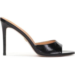 Zwarte muiltjes op een hak van reliëfleer