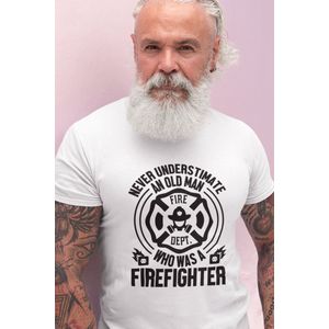 Rick & Rich - T-Shirt Never Underestimate An Old Man - T-Shirt Brandweerman - T-Shirt Firefighter - Wit Shirt - T-shirt met opdruk - Shirt met ronde hals - T-shirt met quote - T-shirt Man - T-shirt met ronde hals - T-shirt maat M