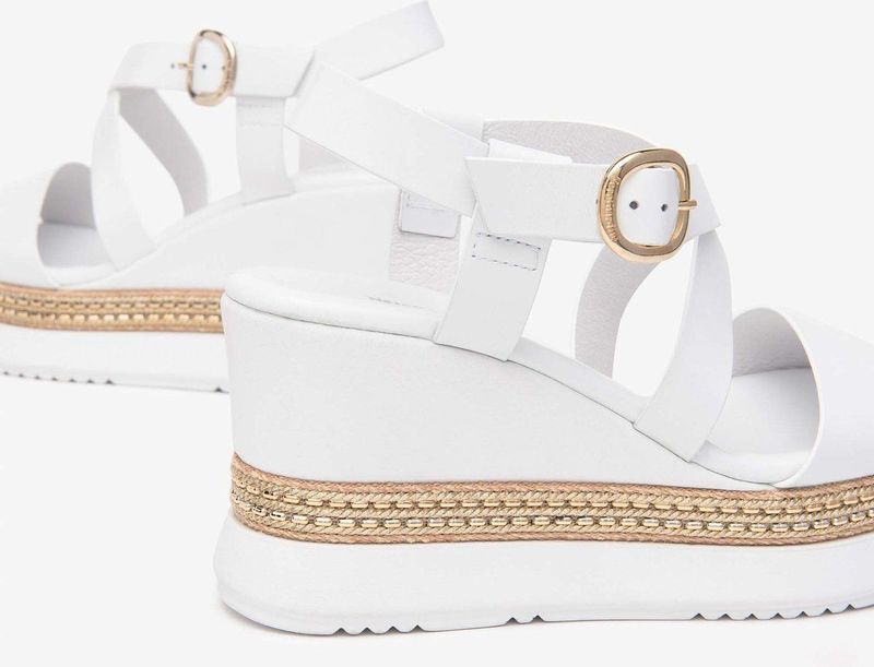 Nerogiardini - Sandalen - Wit - Leer - Sleehak Met Gesp Sluiting