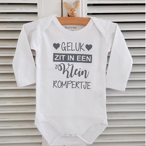 Baby Rompertje lange mouw met tekst grijs: Geluk zit in een klein rompertje  -Maat 50-56