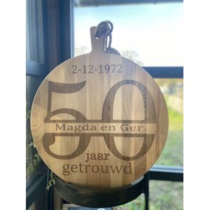 Creaties van Hier - serveerplank - 50 jaar getrouwd (geen mr en mrs) - 35 cm - gepersonaliseerd cadeau - hout