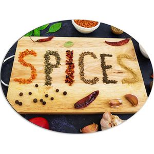 Dibond Ovaal - Spices Geschreven met Specerijen op een Snijplank - 80x60 cm Foto op Ovaal (Met Ophangsysteem)