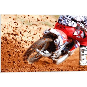 PVC Schuimplaat- Motorcrosser met Rood met Witte Motor door de Modder - 75x50 cm Foto op PVC Schuimplaat