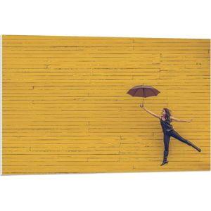 Forex - Persoon met Bruine Paraplu voor Gele Muur - 90x60cm Foto op Forex