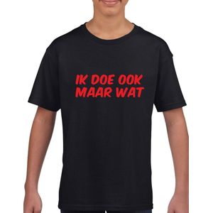 Kinder T-Shirt - Zwart - Maat 98/104- T-Shirt leeftijd 3 tot 4 jaar - Grappige teksten - rode tekst - Cadeau - Shirt cadeau - Ik doe ook maar wat -Shirt met leuke tekst - verjaardag -Ik doe ook maar wat Kinder shirt met tekst