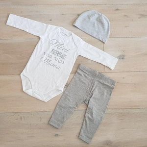 Baby cadeau geboorte unisex jongen of Meisje Setje 3-delig newborn | maat 62-68 | grijs mutsje en broekje en romper lange mouw wit met zilveren tekst mini versie van mijn mama | Bodysuit | pakje | Kraamcadeau | Gift Set