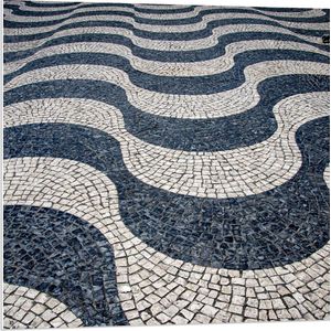 PVC Schuimplaat- Straat met Blauwe Witte tegels in Mooi Patroon - 80x80 cm Foto op PVC Schuimplaat
