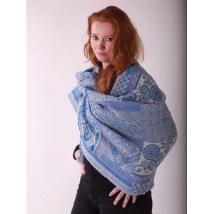Geborduurde wollen dames sjaal in licht fris blauw met crème wit 70 x 180 cm