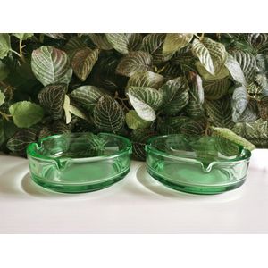 Set van 2 groene glazen stevige  asbakken met hoge rand