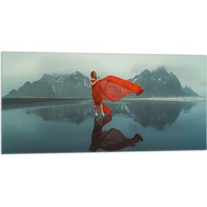 Vlag - Vrouw in Sierlijk Rode Jurk Dansend op het IJs in Berglandschap - 100x50 cm Foto op Polyester Vlag