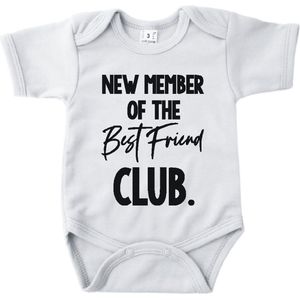 Baby romper met tekst zwangerschap aankondiging | New member on the best friend club | Wit | korte mouw | maat 56 cadeautje zwangerschap aankondiging bekendmaking |Cadeautje 100% katoen.