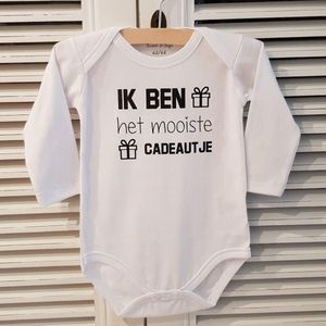 Baby Rompertje met tekst met zwarte opdruk en lange mouw met tekst: Ik ben het mooiste cadeautje -Maat 62-68