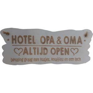 WoodR | Tekst bordje 'Hotel opa en oma '' | spreukenbord | hout | allerliefste oma en opa, best verkocht sinterklaas kers  | cadeau