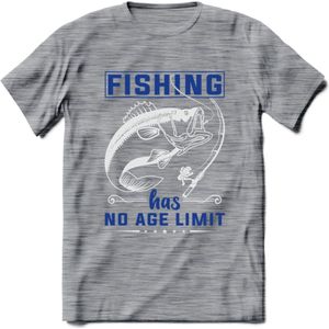 Fishing Has No Age Limit - Vissen T-Shirt | Blauw | Grappig Verjaardag Vis Hobby Cadeau Shirt | Dames - Heren - Unisex | Tshirt Hengelsport Kleding Kado - Donker Grijs - Gemaleerd - XL