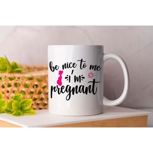 Mok Be nice to Me I'm Pregnant - Baby - Baby Op Komst - Baby In Progress - Baby On Board - Pregnant - Coming Sonn - Love - Gift