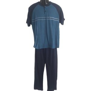 Uniseks Pyjama set Dames & Heren - 2 Delig - Kleur Groen/Donkerblauw/wit - Horizontale streep met tekst - Maat XXL - Korte Mouwen - Lange Broek - Knopen - Cadeau - Kerst