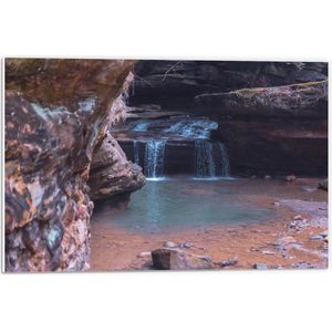 Forex - Kleine Watervallen bij Rots - 60x40cm Foto op Forex