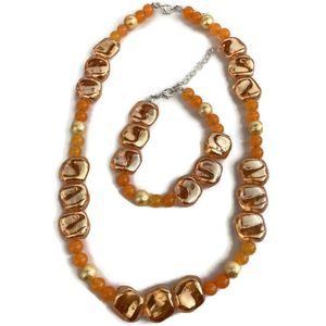 Petra's Sieradenwereld - Handgemaakte sieradenset (ketting en armband) met oranje glaskralen en ijsparels en oranje goudkleurige schelpkralen (906)