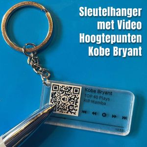 Allernieuwste.nl® QR Sleutelhanger KOBE BRYANT Legende Black Mamba - Video van Top Wedstrijden - Gadget QR code Geschenk Idee Cadeau Basketbal-fan - Beeld en Geluid Gadget - MU03 Sinterklaas Cadeau