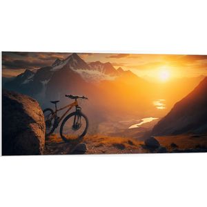 PVC Schuimplaat - Mountainbike Geparkeerd op Bergtop bij Zonsondergang - 100x50 cm Foto op PVC Schuimplaat (Met Ophangsysteem)
