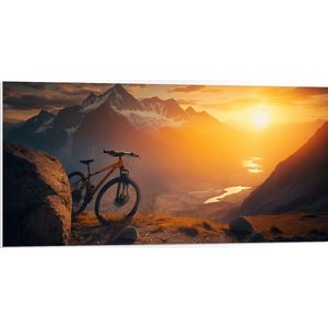 PVC Schuimplaat - Mountainbike Geparkeerd op Bergtop bij Zonsondergang - 100x50 cm Foto op PVC Schuimplaat (Met Ophangsysteem)