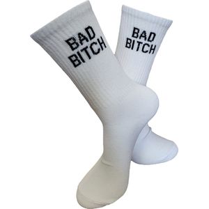 Verjaardags cadeau - Bad Bitch Sokken - vrolijke sokken - witte sokken - tennis sokken - sport sokken valentijn cadeau - sokken met tekst - aparte sokken - grappige sokken - leuke dames en heren sokken - moederdag - vaderdag - Socks waar je Happy van